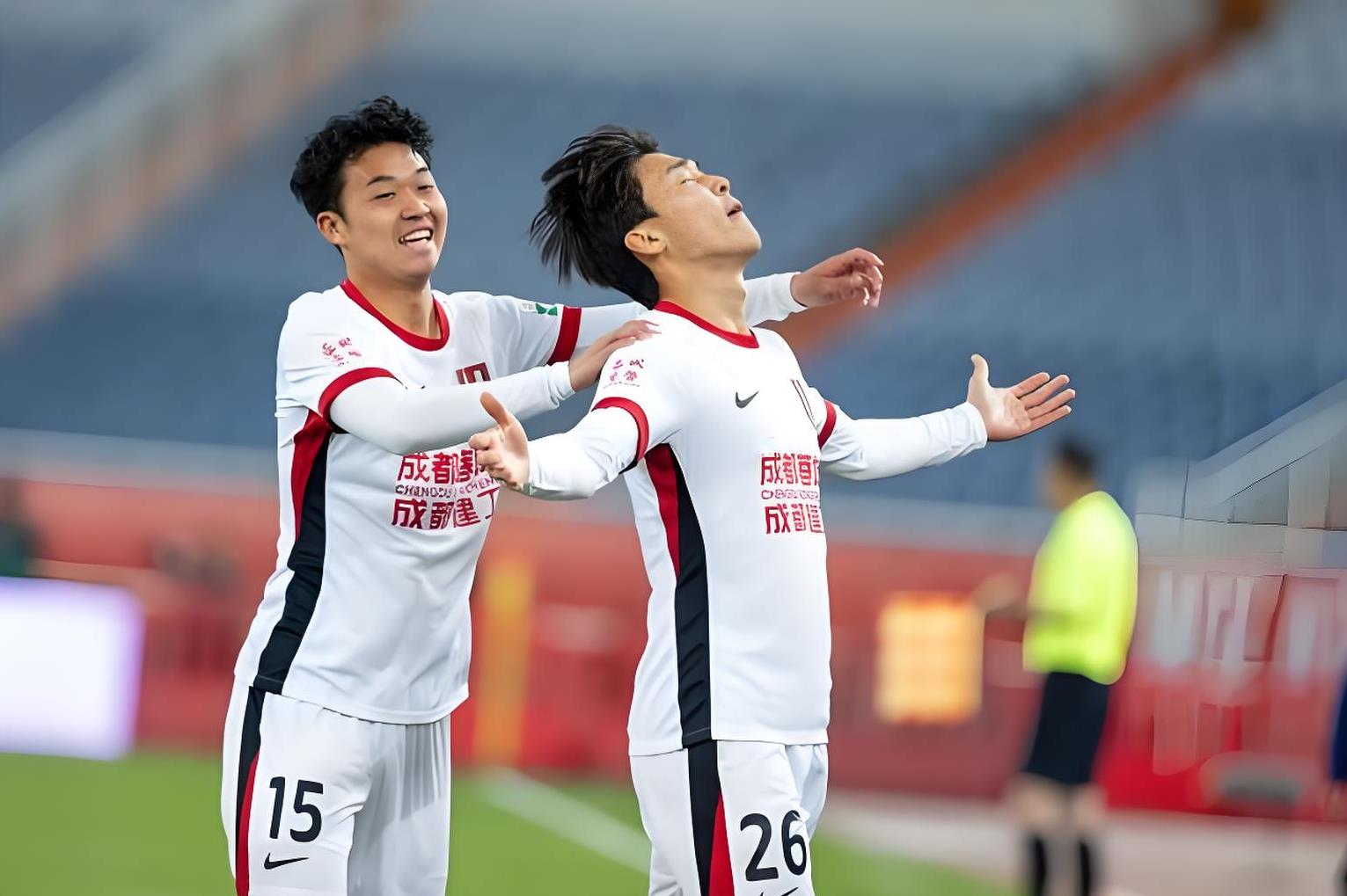 包含中超今晚走向成谜，阿森纳远射贴柱，球迷炸锅，临场指挥获称赞的词条